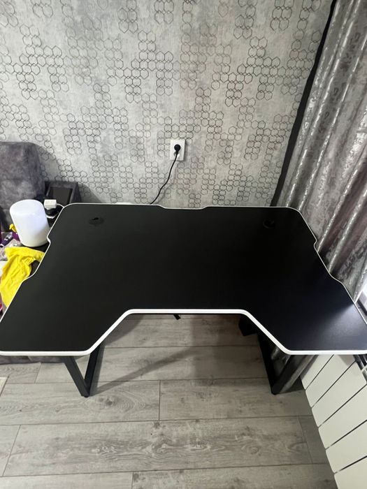 Продаю стол игровой 120см