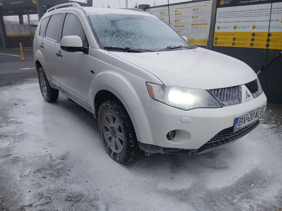 Mitsubishi Outlander 2 , An fab 2010 , 4 x4 ,7 Locurii