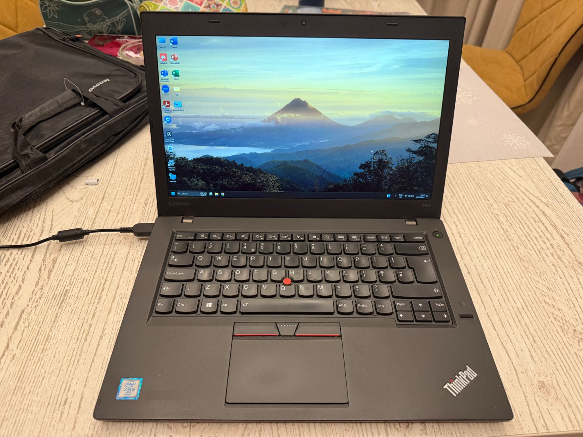 Продавам лаптоп Lenovo T460 14 touch screen I5-6200 8GB RAM 256SSD