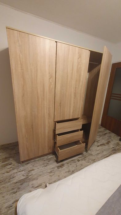 Vand dulap nou pret avantajos. Dulap cu 3 usi si 3 sertare.