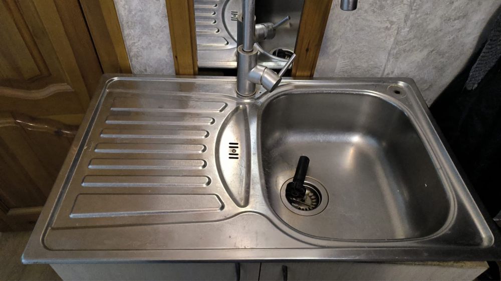 Мойка с краном.