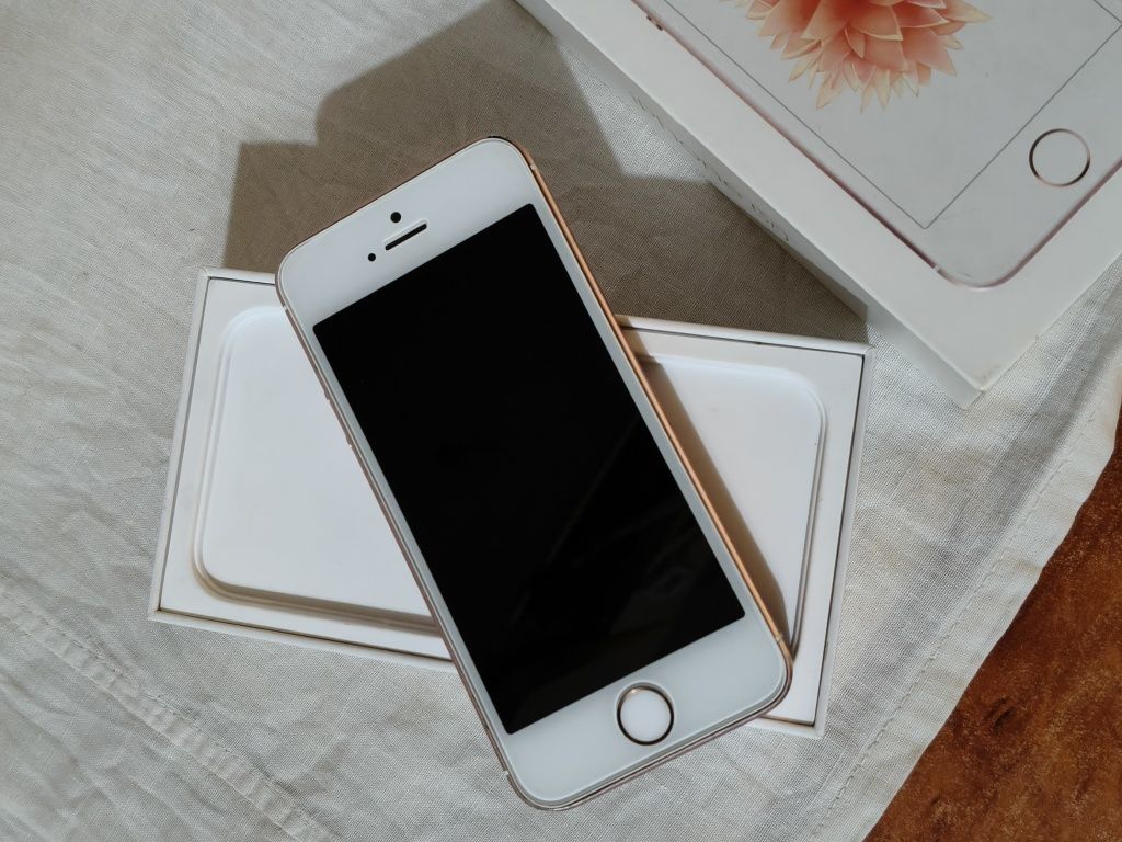 Apple iPhone SE полностью рабочий, в отличном состоянии