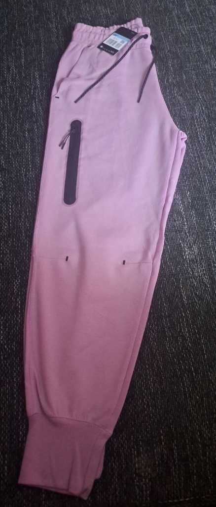 Оригинално дамско долнище "Nike Tech Fleece"