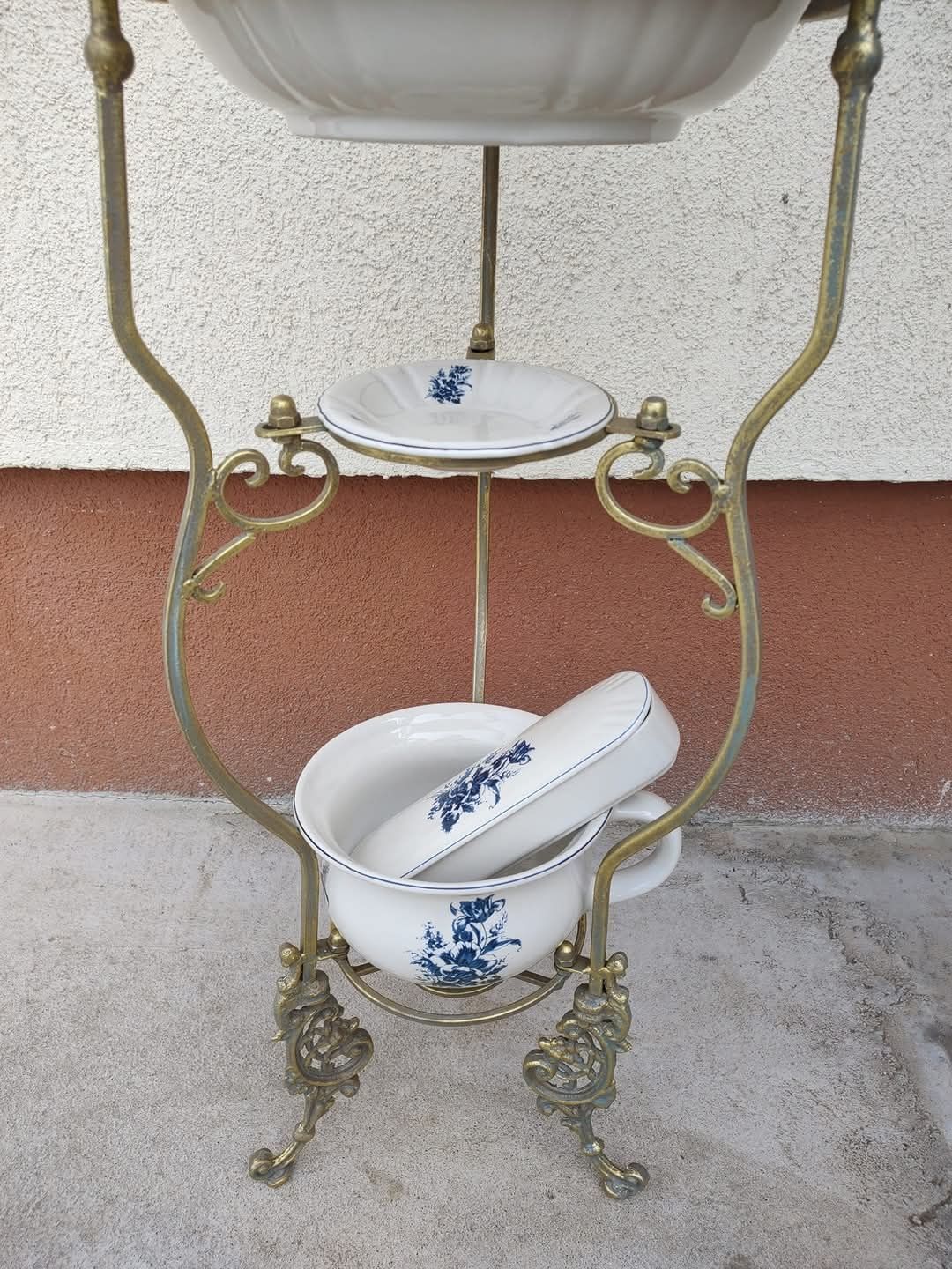 De vânzare lavoar din fonta cu accesorii din porțelan englezesc