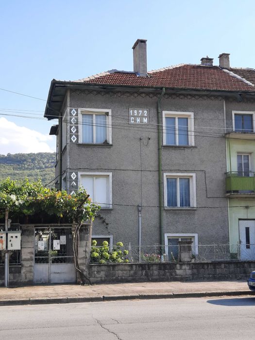 Продавам къща на 2 етажа с 2 гаража и доп. постройки