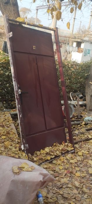 Продаётся Железная дверь входная дверь хорошая крепкая