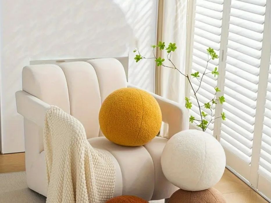 Подушка-мяч, белая, барашек, 30 см диаметр