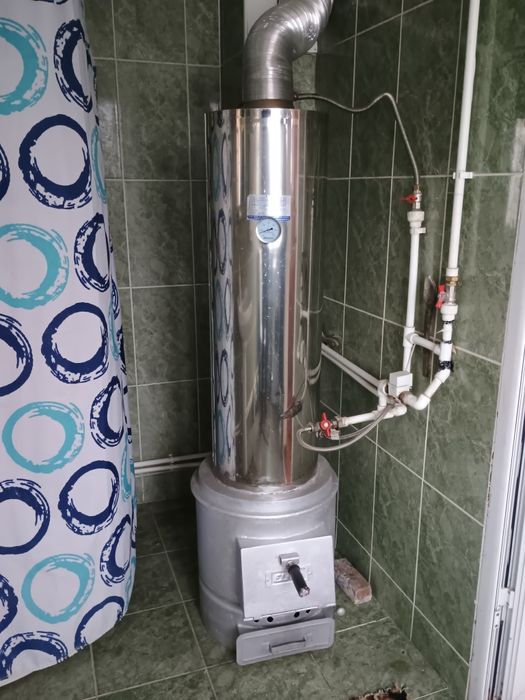 Boiler din otel de 110 litri cu focar și ușa de fontă