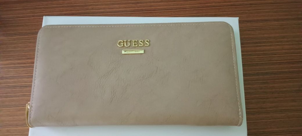 Голямо портмоне  Guess с изчистен дизайн, акцентно метално лого и зако