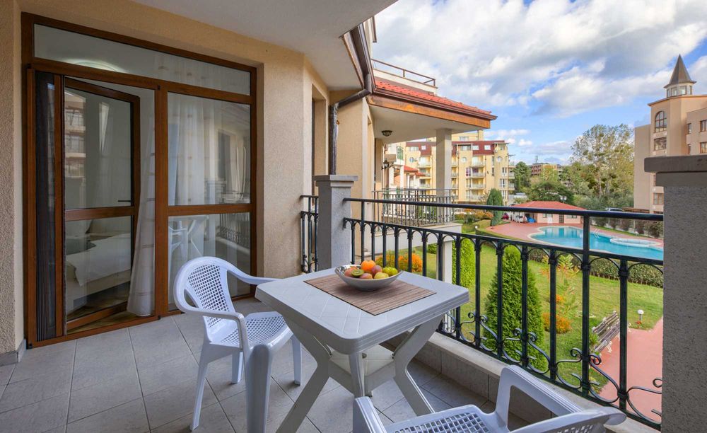 НАЕМ | Голям апартамент с три самостоятелни спални, басейн, паркомясто