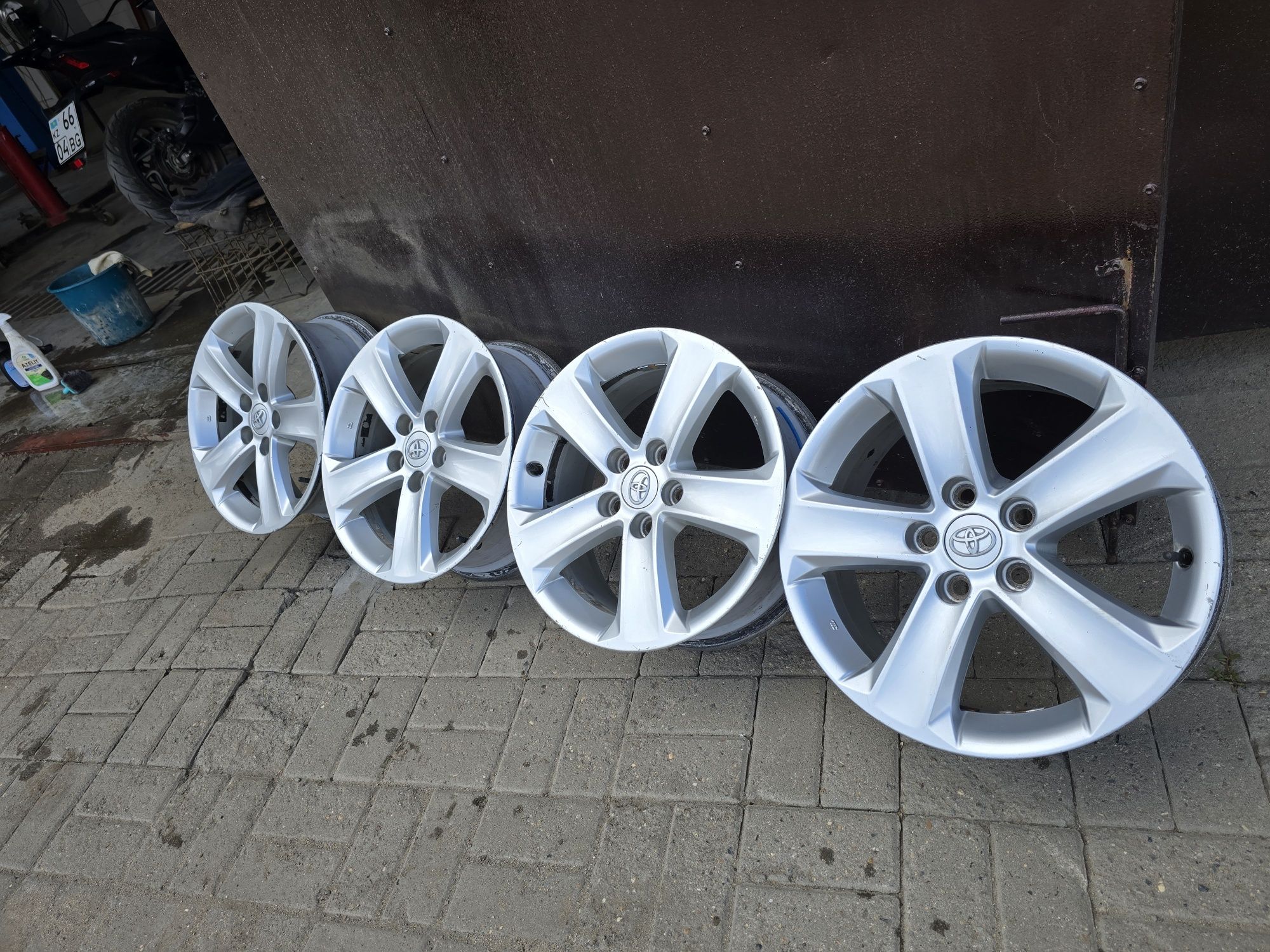 Диски оригинальные от Rav4