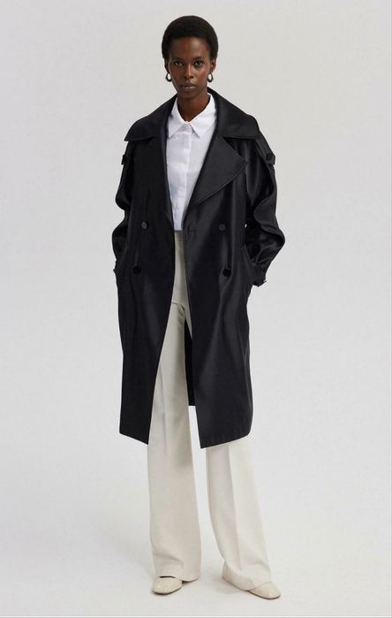 Тренчкот на марката Touche Prive.