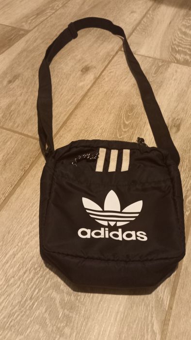 Vând borseta adidas