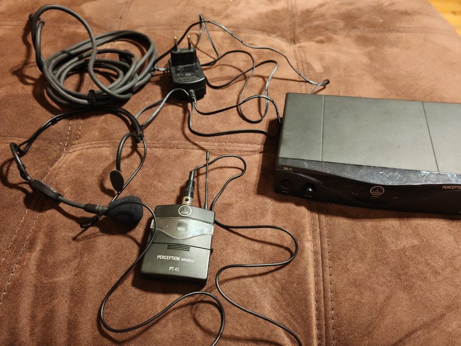 Продавам, безжичен микрофон Akg perception wireless