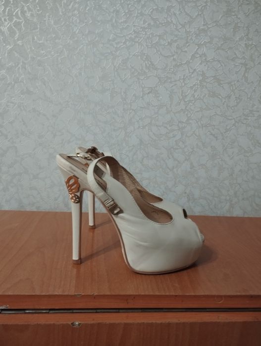 Продаю женские босоножки