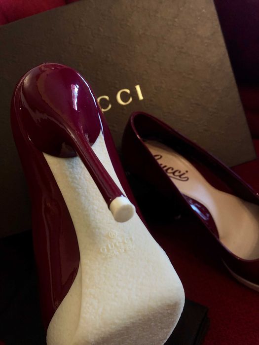 GUCCI Pebbled-rubber patent-leather pumps red