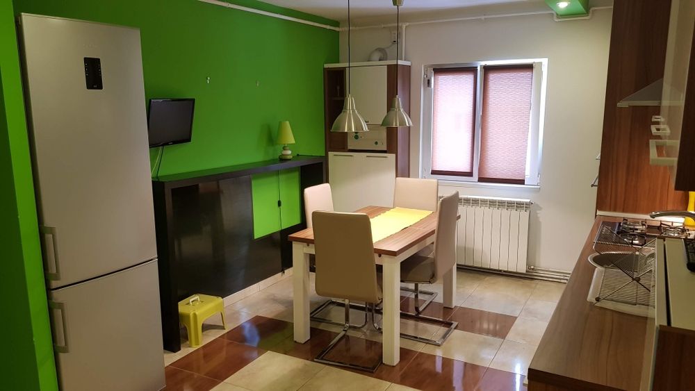 Inchiriez apartament decomandat 3 camere Noua