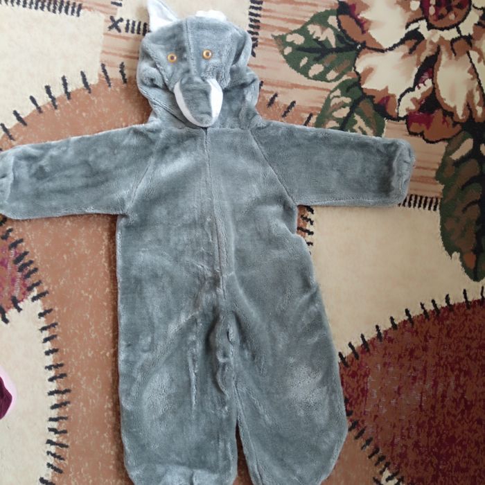 Yangi yilda bolalarga ayiqcha va bo'rini kiyimi sotiladi