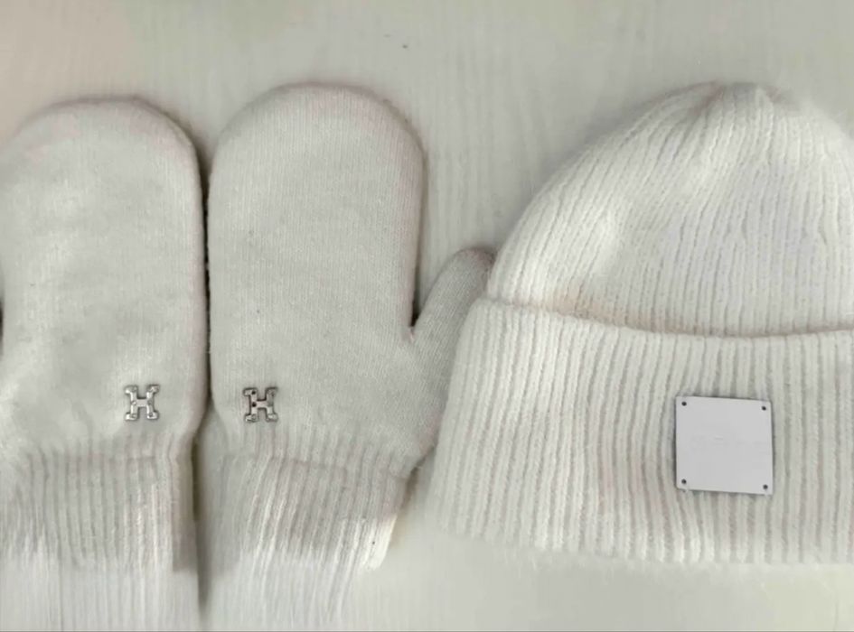 Стильный зимний комплект-шапка и варежки