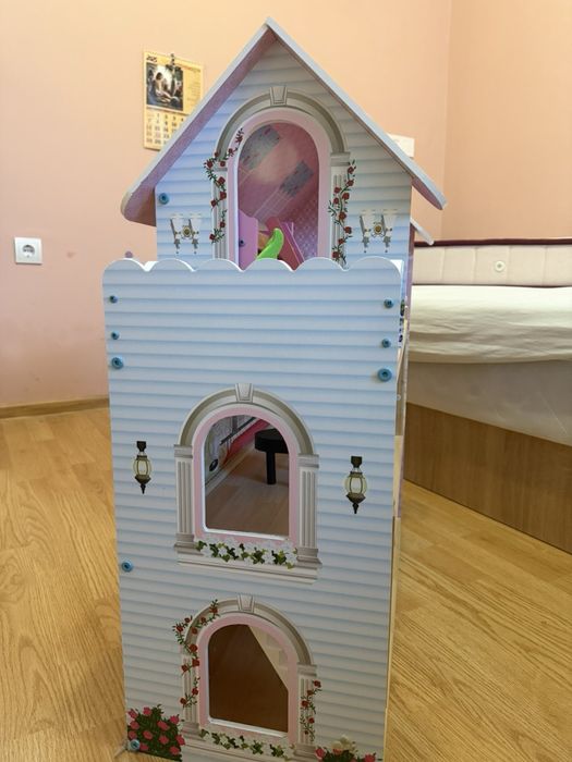 Дървена къща за кукли