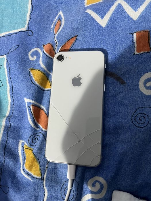 Vand ihpone 8 64 gb urgent cu mici urme de uzura