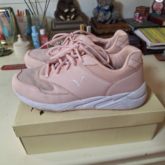 Женские кроссовки