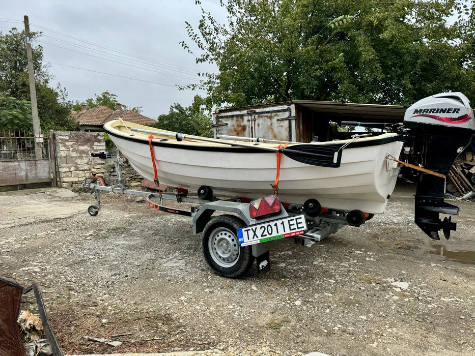 Оборудвана лодка, колесар и двигател