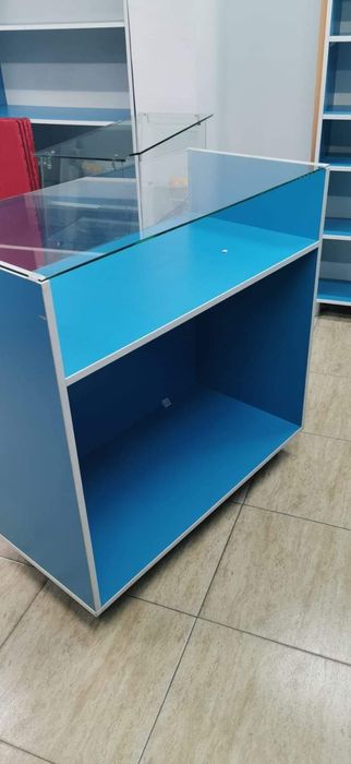 Vând rafturi și vitrine expunere