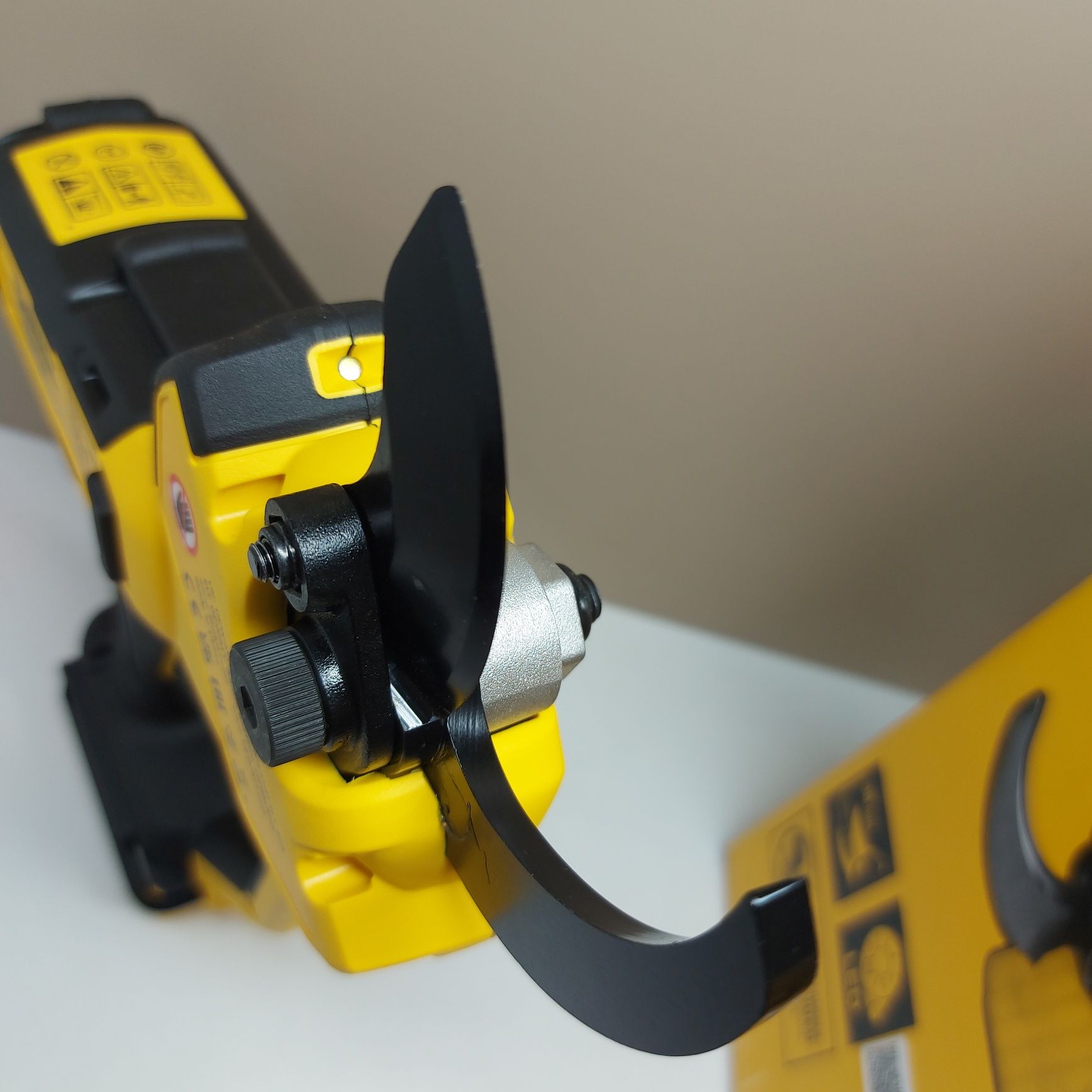 Акумулаторна ножица DeWALT DCMPP568N-XJ