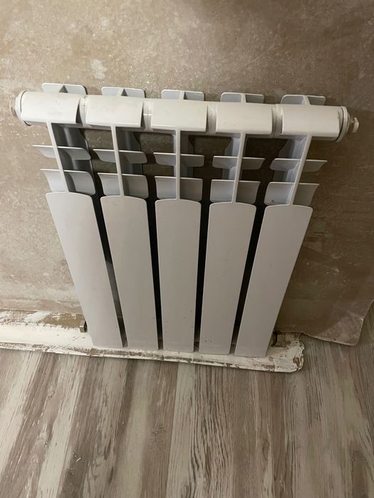 Радиатор биметаллический, 5 секции, цвет белый.