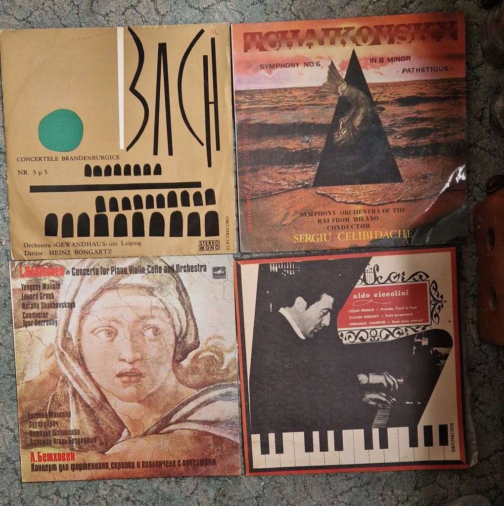 30 Viniluri cu muzică simfonică.