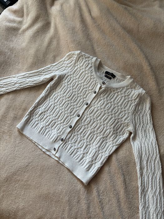 Cardigan alb cu nasturi decorativi!