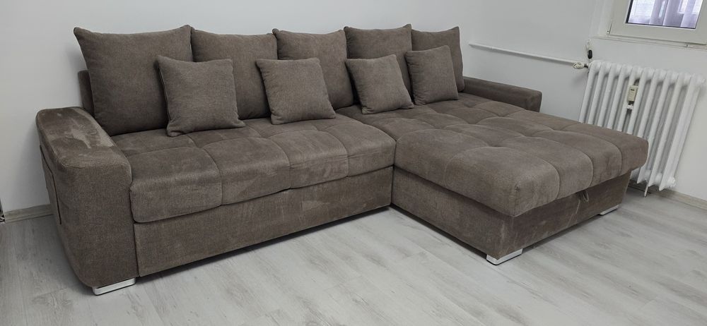 Coltar extensibil impecabil cu spațiu depozitare (perne incluse)