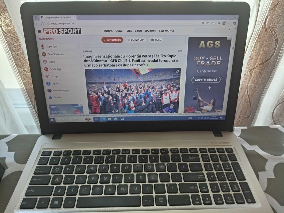 Vand Asus Vivobook. Bateria tine 3-4 ore.