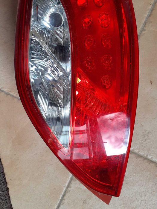 стоп заден десен за Мазда 2 леко спукан