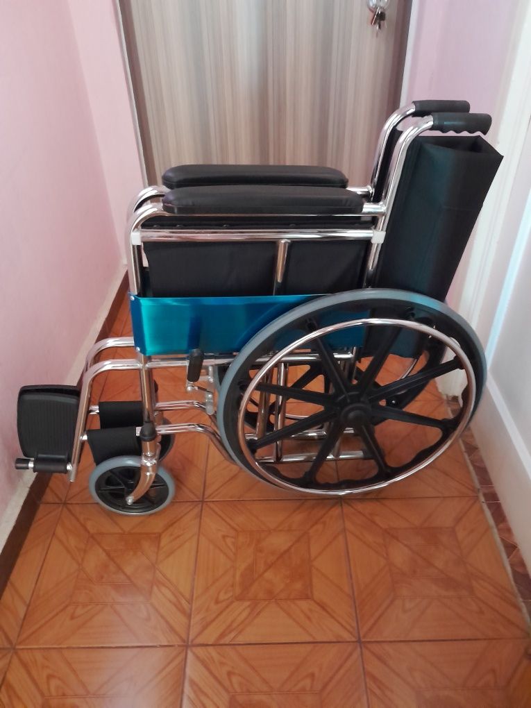 Vind scaun cu rotile 650 lei negociabil