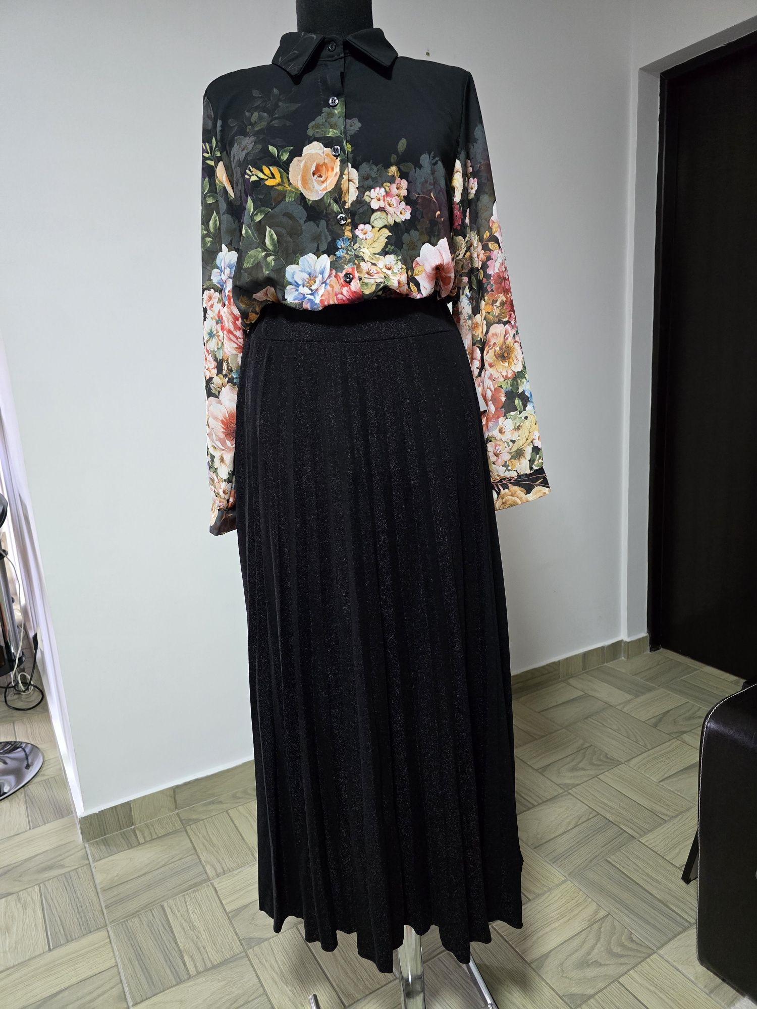 Fusta neagra plisata cu glitter, model superb