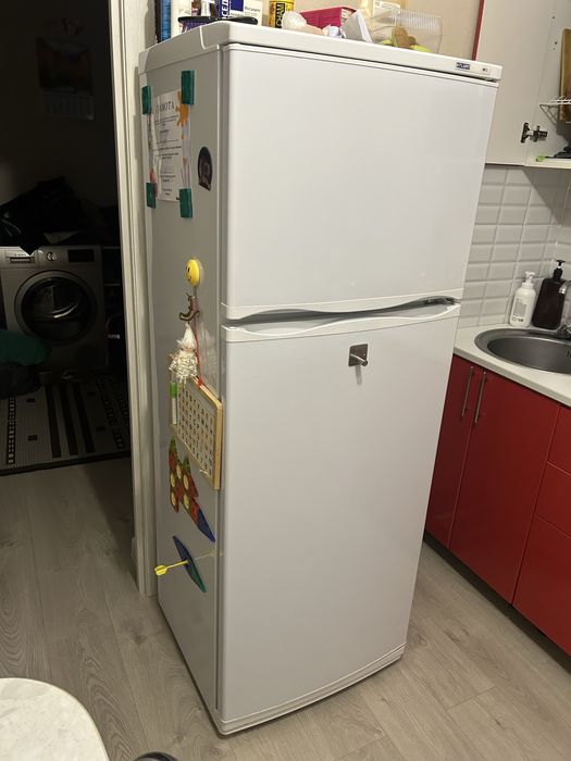 Холодильник Atlant состояние отличное, требует замену компрессора