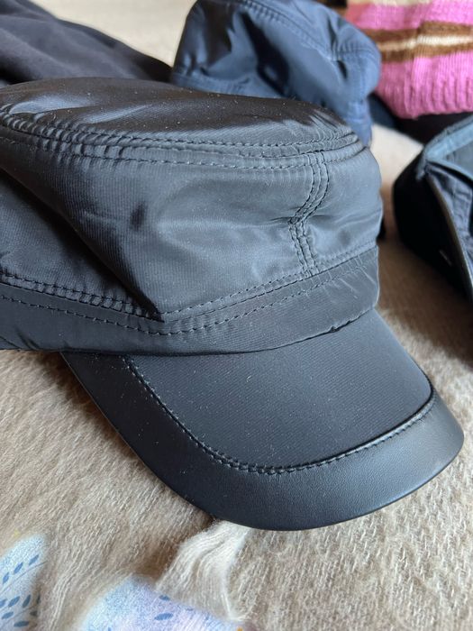 Уникална зимна шапка с твърда козирка и ушанки. пазят от вятър и студ