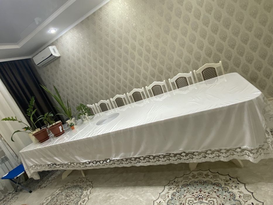 Продается большой белый стол