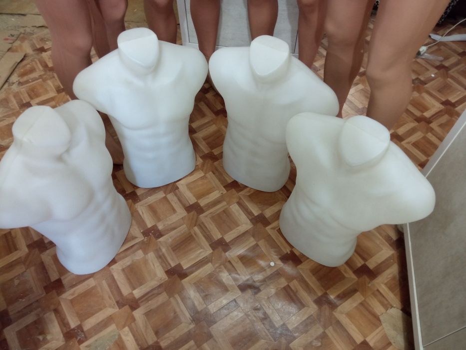 Vând 4 busturi din plastic de barbati