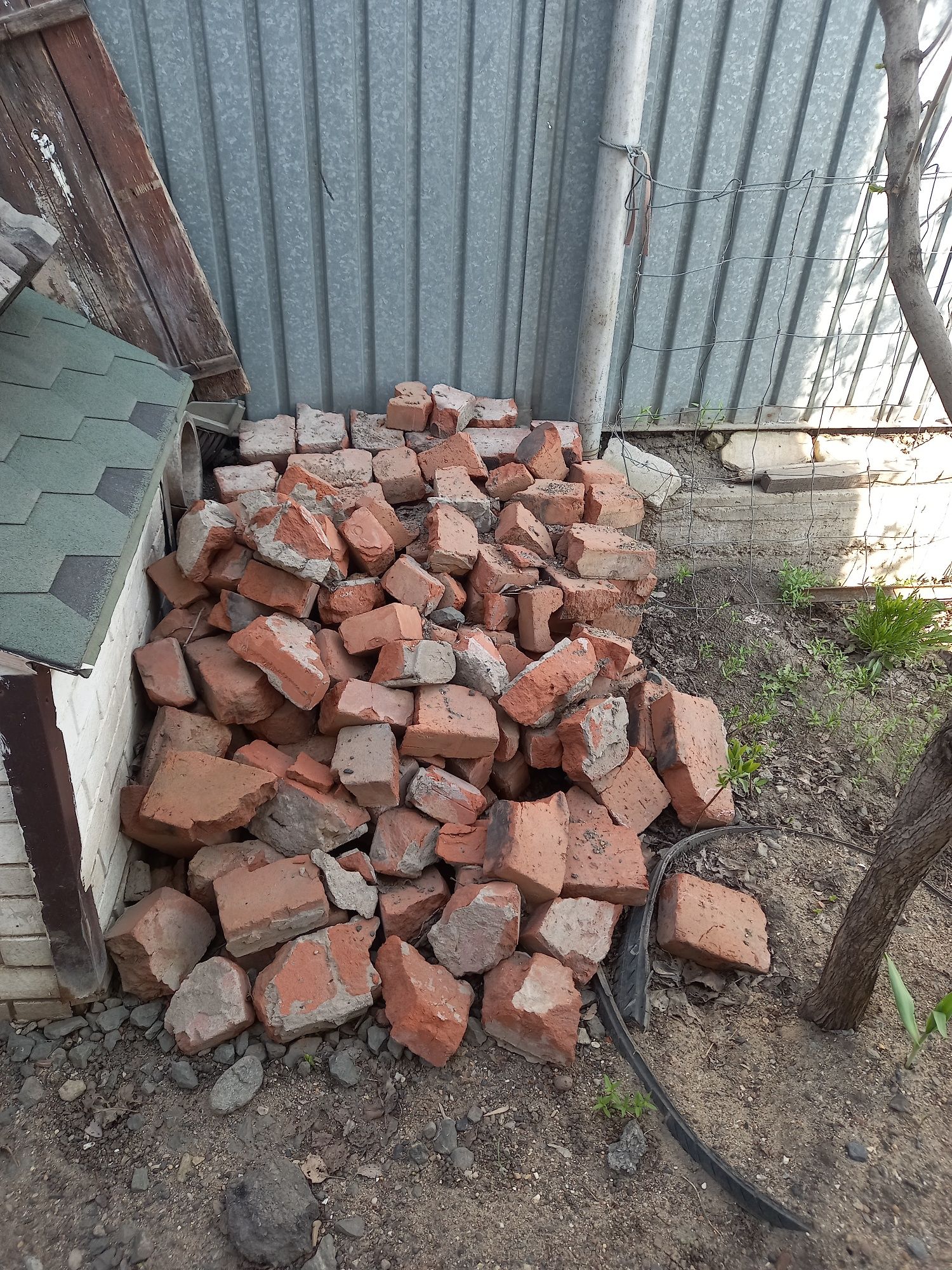 Продам б/у  двери, окна, кирпич