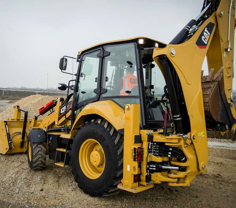 Аренда Трактор экскаватор погрузчик три в одном