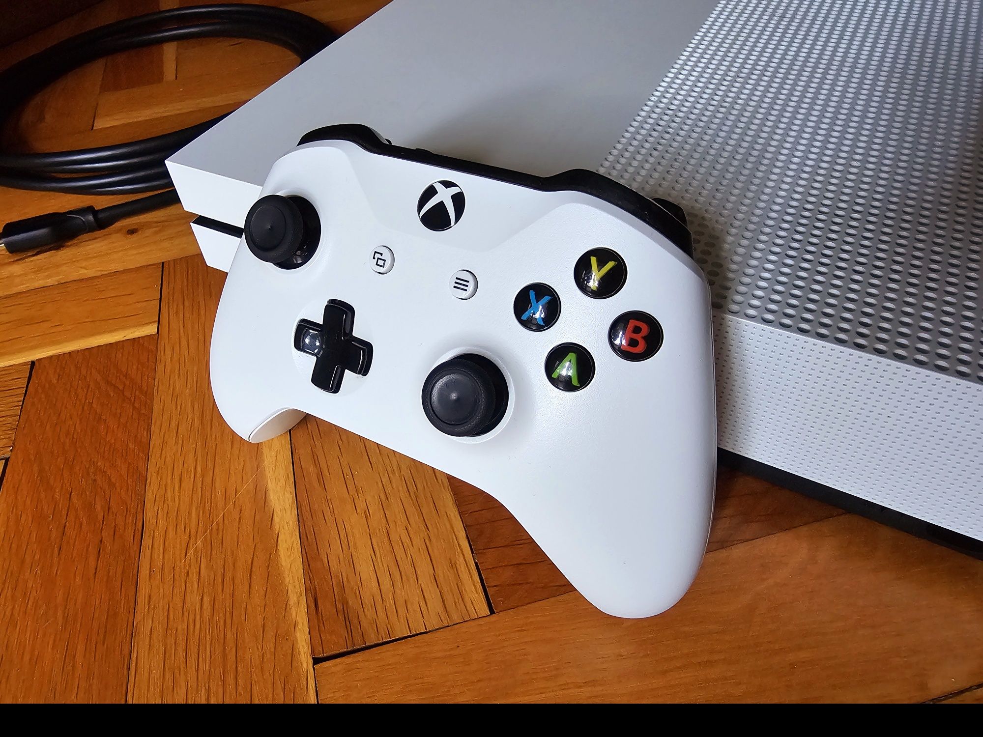 Xbox One S 1TB + 2 джойстика