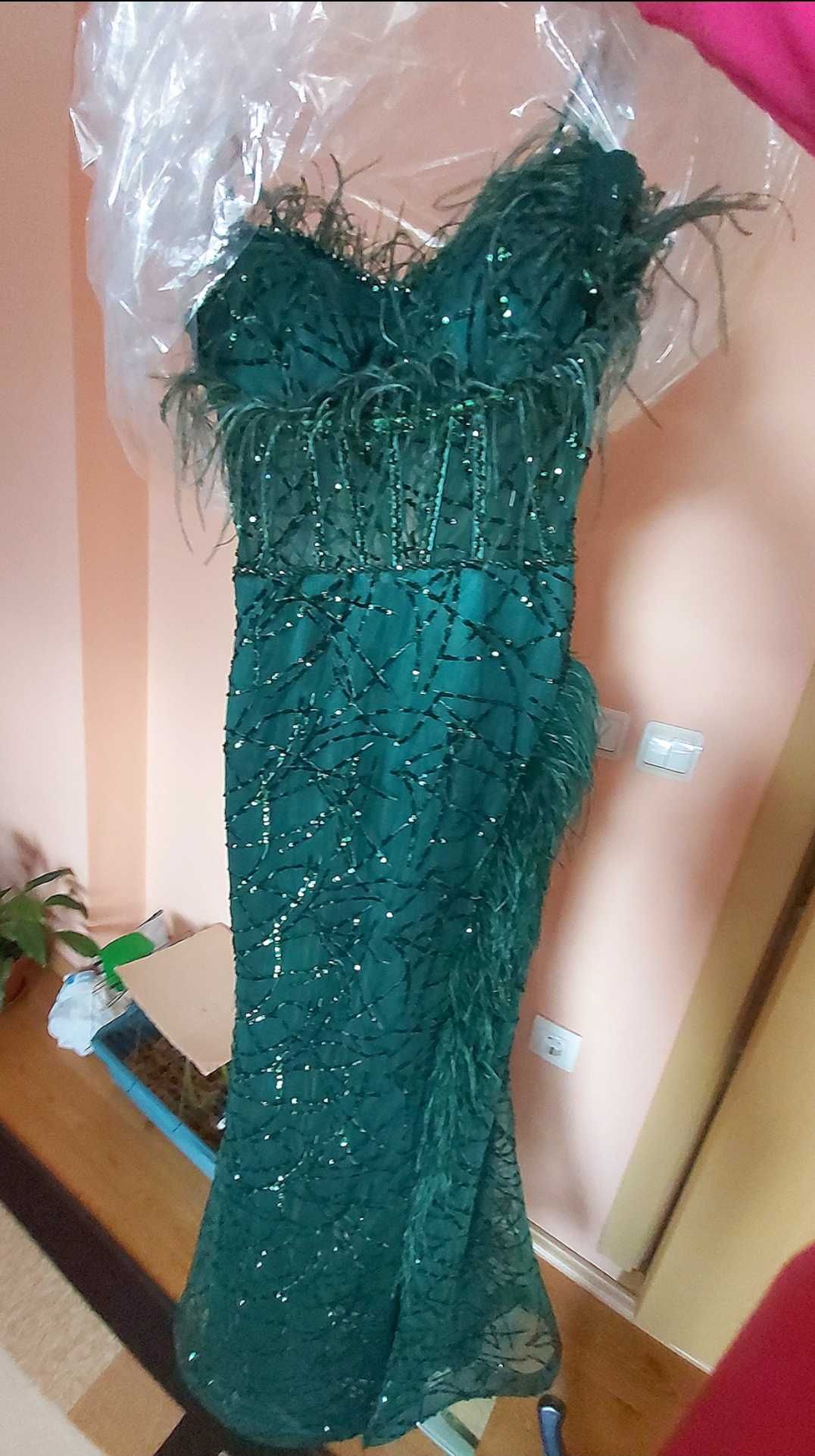 Дизайнерска зелена абитуриентска рокля с пера