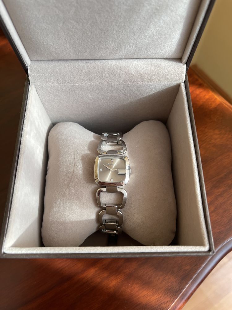 Женские часы Gucci с бриллиантами