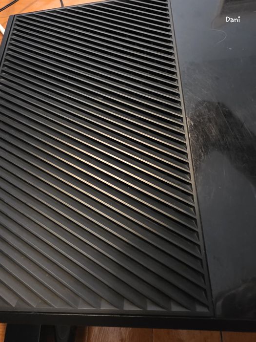 Vând / Schimb XBOX ONE plus 2 manete