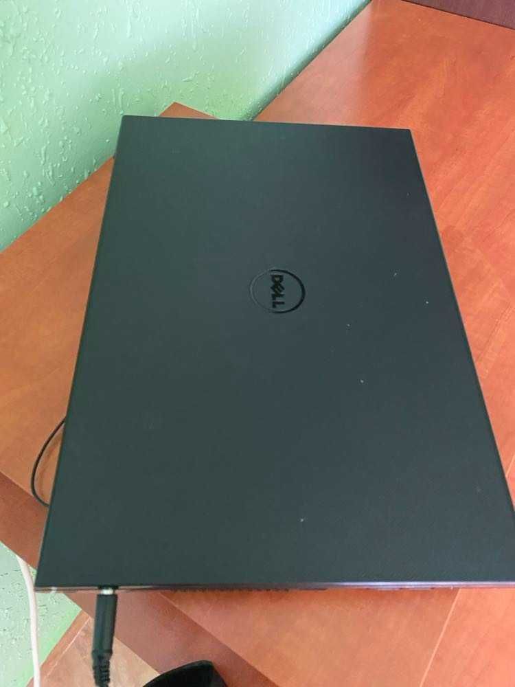 продавам лаптоп DELL Inspiron 15 3000