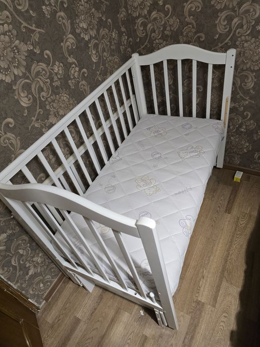 Продам детскую кроватку с матрасом