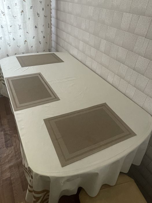 Стол на кухню и 4 табуретки